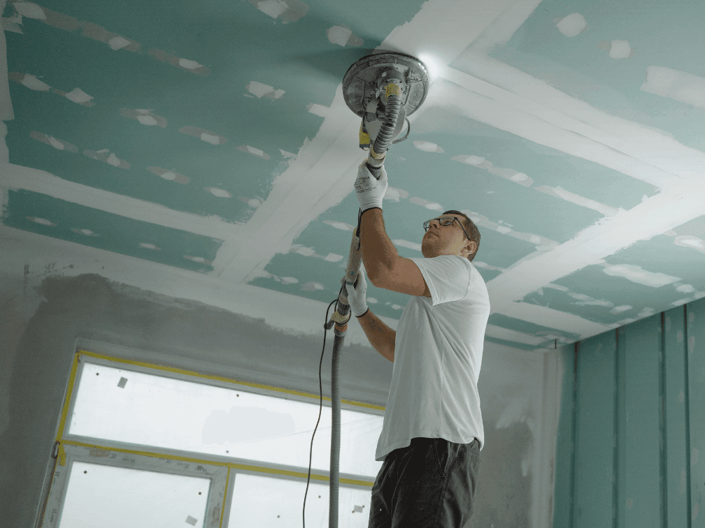 Unterkonstruktion einer abgehängten Decke aus Metallprofilen vor der Beplankung