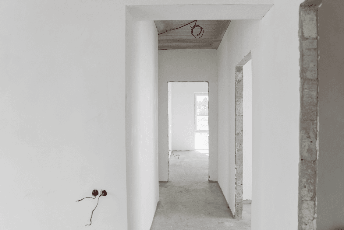Fertig beplankte Trennwand mit Türöffnung im Innenausbau